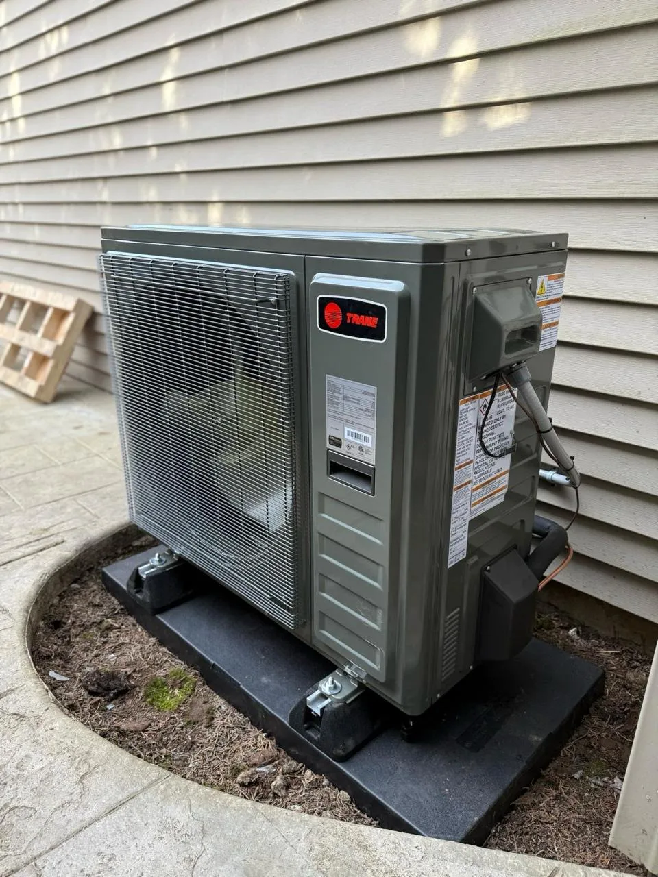 Technician servicing the outdoor Rheem AC condenser unit during the repair in Vancouver, WA